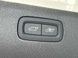 テールゲートには、ハンズフリー・オープニング/クロージング機能も搭載しています。両手に荷物を抱えていてもそのままでリアバンパーの下で足を動かすだけでパワーテールゲートが自動的に開閉します。