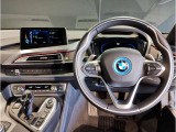 BMWのステアリングはドライバーと車体が一体感に感じれるような操作性を実現しております。また、握りやすさや操作性を向上するためにスイッチ類も配置されております。