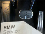 【ペダル】BMWはオルガン式アクセルペダルを採用しています。踏み込む足とペダルが同じ軌跡を描くため、かかとがずれにくく、アクセルコントロールがよりしやすくなるメリットがあります。