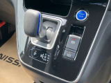 オートブレーキホールド、ブレーキを踏んで停止すると、自動的にブレーキ力を保持します。信号待ち時ブレーキペダルを踏み続ける必要がなく発進時はアクセルを踏めば自動的にブレーキが解除されます。