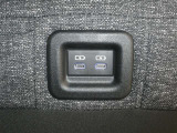 充電用USB端子付き。スマートフォンなどの充電に便利です。