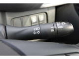 トンネルなどでのつけ忘れを防止し、安全性を高めるオートライト装備。