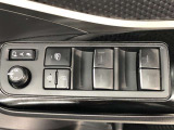 パワーウィンドのスイッチです。運転席に座りながら、助手席や後席の窓を開け閉めできるので大変便利ですよ。