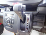 CVTのシフトレバーや周辺操作部を確認できます。