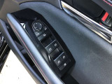 ドアミラー調整スイッチとパワーウィンドウスイッチを運転席ドアに集中させています