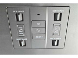 後部座席用の天井には両側電動スライドドアと天井シェードのスイッチが付いてます。小さいお子様やご年配の方の乗り降りも安心!大変人気のある装備の一つです。