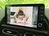 テレビ番組を画面で楽しめる装備です。停車中に映像を視聴でき、休憩時間などをゆったり過ごしたい場面に便利。視聴の際は安全のため、必ず停車してご利用ください。