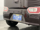 【後退時ブレーキサポート】リヤバンパーに4つの超音波センサーを内蔵し、車両後方にある障害物を検知。透明なガラスなども検知でき、コンビニの駐車場などでの衝突回避をサポートします。