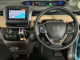 【ハンドル】運転にかかわる様々な操作を安全に行えるように視点移動が少なく操作性に配慮されたスイッチ類が凝縮されたコックピットです。