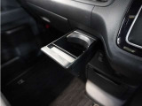 【格納式ドリンクホルダー】使いたいときだけ現れて、使わないときはインテリアと一体化します。