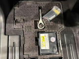 助手席足元にはパンク修理キットが収納してあります