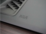 ◆助手席エアバッグ◆SRSエアバッグは、シートベルトだけでは防ぎきれない衝突時の衝撃から乗員を守るための安全装置。衝突時に瞬時に膨らみ、頭部や胸部がダッシュボードに直接衝突するのを防ぎます。