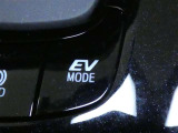 EVドライブモードで、早朝・深夜や屋内の駐車場などで、エンジン音や排気ガスを気にすることなく走れます。