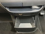 お気に入りのCDなどが収納できる格納式ボックス★