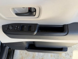 運転席右手には、マスタードアロックスイッチ、パワーウィンドウロックボタン、ドアミラー左右切り替えスイッチ、角度調整スイッチなどが装備されております♪