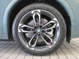 BMWのほぼすべてのモデルに『ランフラット・タイヤ』を標準装備しています。もしもパンクした場合でも、そのまま時速80kmまでで航続距離80km走行可能です。立ち往生する事無く、事故も未然に防ぎます。