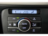★エアコンはオートタイプが装着済みです!オートモードにしておけば、車内温度を設定するだけで風の料や吹き出し口の切り替えを機械が行ってくれます!一年中快適な環境を作れますよ♪