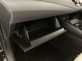 何かと便利なグローブボックス。メンテナンスノートや車検証、ちょっとしたメモと筆記用具等を入れておくとあればもしもの時にも便利ですね。