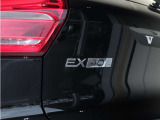 特別装備のClassicエンブレム。EX40最終モデルとしての特別な仕様が、その魅力にさらなる深みを与え、所有する歓びをいっそう高めます。