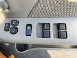 窓スイッチは使用感が出やすい所。文字消えや汚れ、オート機能・ロック操作の有無も確認◎。