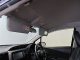 運転席のサンバイザーはバニティーミラー付きです。