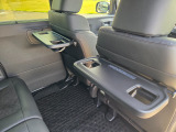 運転席と助手席の後ろにはシートバックテーブル付きで便利です♪