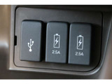2.5AのUSB(急速充電)が付いており、車内でもしっかりとスマートフォン等の機器へ充電可能です♪