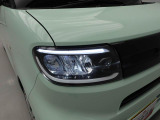 【フルLEDヘッドランプ】 白く明るい光で夜間走行の安心感を高めます。車両姿勢の変化に応じて、照射軸の上下方向が調節できるマニュアルレベリング機能付です。
