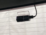 後方にもドライブレコーダー(社外品)のカメラが付いています。前後両方でお車の周りを監視・記録いたします。