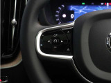 前方車を自動追従するアダプティブクルーズコントロールに加え、ステアリング操舵も行う進化型クルーズ『パイロットアシスト』を搭載。車体を車線内へと適正に維持しつつ先行車を忠実に追従します。