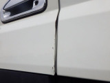 助手席側ドアにキズがあります。(運転席側にもあります)