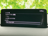 スマートフォン連携やディスク、メモリーオーディオ、テレビなどの項目を画面で確認できます。用途に合わせて選びやすく、車内での機器利用を支える装備です。