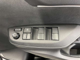 パワーウィンドウスイッチで運転席から全席の窓の開閉ができます♪