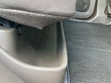 後部座席の足元には傘をいれるためのスペースがあります。樹脂でできているので車内にしみこむこともありません。