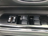 パワーウィンドウのスイッチです。 運転席にいながら助手席や後席の窓を開け閉めできるので、大変便利です。