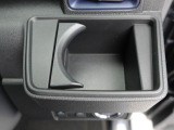 【カップホルダー】エアコン吹き出し口下部に設置されていますので使いやすさバッチリ!運転席から手の届くちょうどの位置です!