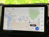 地図が大きく表示され、現在地や周辺の道路を確認しやすい画面です。目的地検索や登録などの項目もまとまり、初めての場所へのお出かけをサポート。画面上で必要な情報を確認でき、日常使いにも便利です。