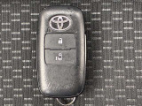 ドアの開閉時、両手が荷物で塞がっている時はキーレスでのカギの解除が大変ですよね。スマートキーはポケットやバッグに入れておけば、ノブに触れただけでロックの解除が可能です。とても便利な機能です。