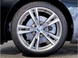 【BMWアロイホイル】軽量かつ強度に拘ったアロイホイル。走行性能ポテンシャルを引き出す設計。車の足元を引き締めてくれる大きなポイントはアロイホイルです。