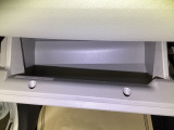 助手席の前にあるグローブボックスです。小物の収納に便利です。