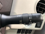 ライトスイッチです。「AUTO」にすると外の明るさに応じてスモールライト・ヘッドライトが自動でON・OFFします。夕暮れ時や屋内駐車場、トンネルなどに便利です。フォグランプもON・OFFできます。