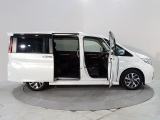 運転席からもスライドドアをボタン操作でスピーディーに開閉できます!またスマートキーでも操作できるので便利です。