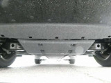アンダーフロアは、EV専用プラットフォームにより凸凹の少ないフラットな構造を実現しています。底面全体がフルアンダーカバーで覆われ、優れた空力性能と走行時の静粛性を大幅に高めています。