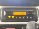 【オートエアコン】一度お好みの温度に設定すれば、車内の温度を検知し風量や温度を自動で調整。暑い&hellip;寒い&hellip;と何度もスイッチ操作をする必要はありません。快適な車内空間には必須の機能ですね♪