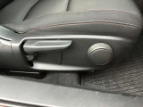 座れば自然と骨盤が立ち、背骨がS字カーブを描くシート構想は、助手席や後部席にも適用しています。ただし後席は前席と異なり運転をしないので、安楽姿勢の考え方も取り入れています。