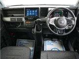 運転にかかわる様々な操作を安全に行えるように視点移動が少なく、操作性に配慮されたスイッチ類が凝縮されたコクピットです。