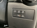 運転席脇のクラスタースイッチ部分にはカメラ切り替えスイッチ、パーキングセンサー、その他走行系スイッチを集中配置しております。