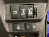 両側電動スライドドアは運転席から操作ができるよう、操作スイッチが付いています。Hondaセンシング用のVSA(ABS+TCS+横滑り抑制)解除と路外逸脱抑制機能などのオンオフスイッチも装備しています。