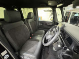 運転席は大きな座面と包み込むような背もたれが身体全体を支えます。上質なシートを採用し長時間の運転やコーナーの多い道も快適です。座ったときの頭上スペースも余裕たっぷりでロングドライブも楽チンです♪