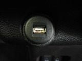 便利な充電用USBジャックも付いています。